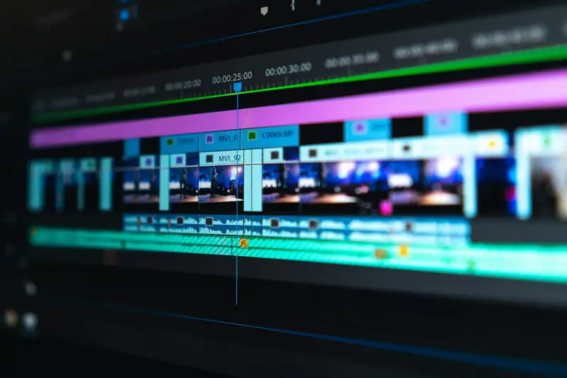 Línea de tiempo de edición de video en una pantalla