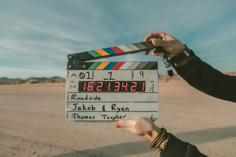 Claqueta de cine sostenida frente a un paisaje desértico