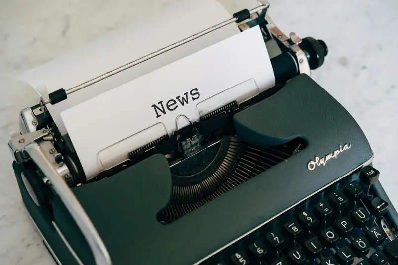 Máquina de escribir con una hoja que dice News