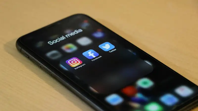 Teléfono móvil con aplicaciones de redes sociales